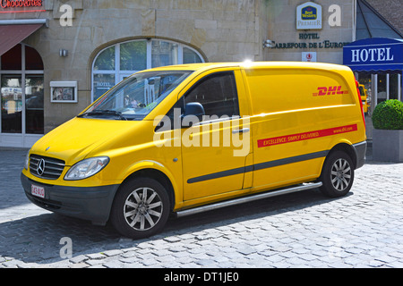Vue latérale et avant camion de livraison jaune DHL Mercedes Benz garé devant le Best Western Hotel à Bruxelles Belgique Europe UE Banque D'Images