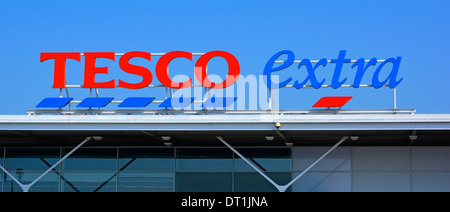 Gros plan Tesco Extra Supermarket logo marque et enseigne de magasin au-dessus des locaux commerciaux Blue Sky Day à Romford Londres Angleterre Royaume-Uni Banque D'Images