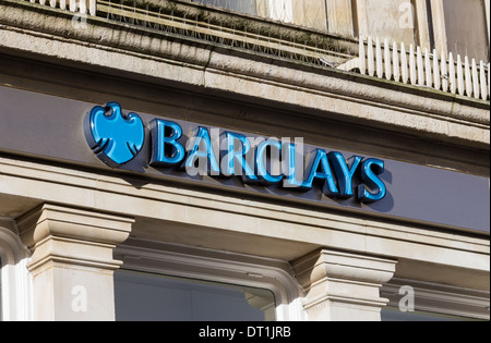 WINDSOR, Royaume-Uni - 1er février 2013 : un gros plan d'un signe extérieur de Barclays une succursale de détail au cours de la journée Banque D'Images