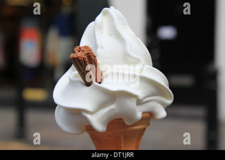 Cornets pour crème glacée onctueuse au chocolat avec flake, Londres Banque D'Images