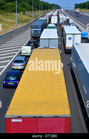 M25 à quatre voies d'autoroute et engorgée (principalement) les camions avec remorques articulés coincé dans la file d'attente à cause d'un accident Banque D'Images