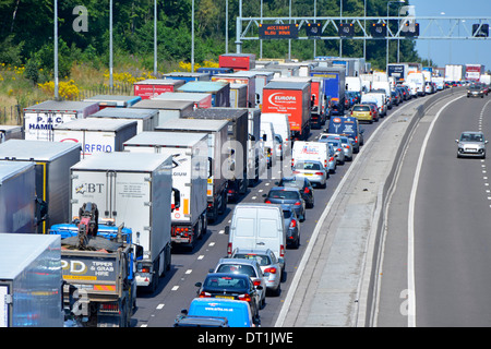 M25 à quatre voies d'autoroute et engorgée (principalement) les camions avec remorques articulés coincé dans la file d'attente à cause d'un accident Banque D'Images