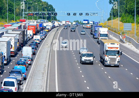 Autoroute M25 à quatre voies à faible trafic fluide passant engorgée de files d'attente (principalement) les camions avec remorques articulés Banque D'Images