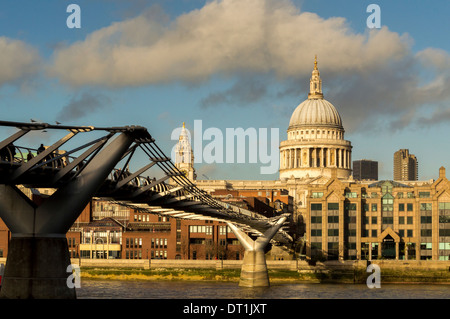 La Cathédrale St Paul et Millennium Bridge, Londres, vu de Bankside, au sud de la Tamise. Banque D'Images