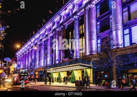 Grand magasin Selfridges, Oxford Street, Londres, Royaume-Uni, à Noël. Banque D'Images