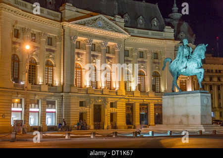 Bibliothèque universitaire et statue du roi Carol I, Bucarest, Roumanie, Europe Banque D'Images