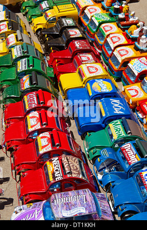 Voitures de jouet fait avec metal food box et vendu sur la route 7, Madagascar, Afrique Banque D'Images