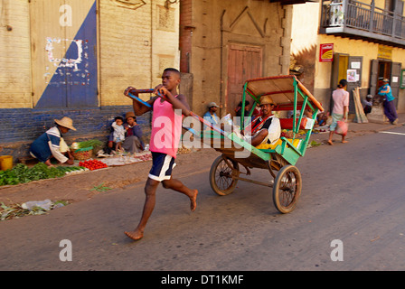 Pousse-pousse, taxi local, Betsileo, Ambositra, Madagascar, Afrique Banque D'Images