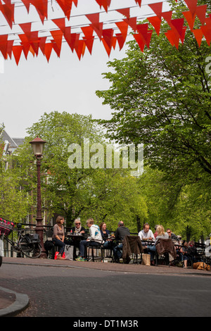 Vous pourrez vous détendre dans les bars de la rue d'Amsterdam Banque D'Images