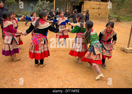 Enfants Hmong fleurs à l'école primaire à Bac Ha, le Vietnam, l'Indochine, l'Asie du Sud-Est, Asie Banque D'Images