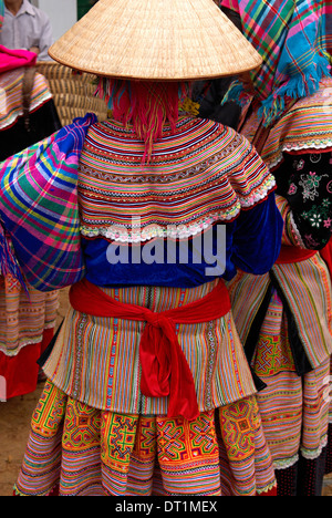 Groupe ethnique hmong fleurs au marché de Cancau, Bac Ha, le Vietnam, l'Indochine, l'Asie du Sud-Est, Asie Banque D'Images