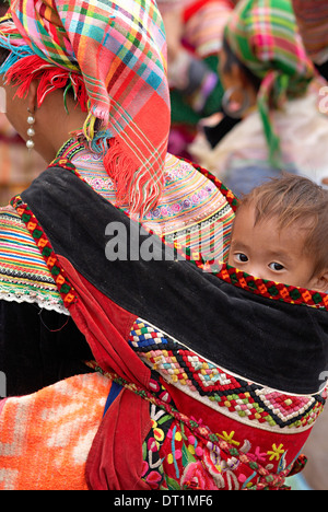 Groupe ethnique hmong fleurs au marché de Cancau, Bac Ha, le Vietnam, l'Indochine, l'Asie du Sud-Est, Asie Banque D'Images