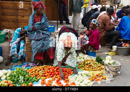 Marché de rue autour du marché de Sandaga, Dakar, Sénégal, Afrique de l'Ouest, l'Afrique Banque D'Images