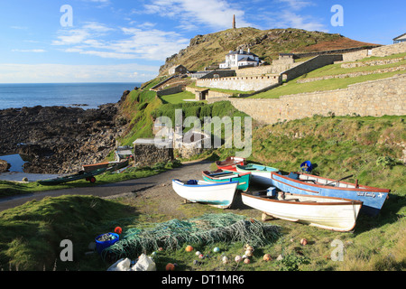 Prêtres Cove à Cape Cornwall à Cornwall, près de Land's End avec les petits bateaux de pêche cheminée d'une ancienne mine d'étain sur l'horizon Banque D'Images