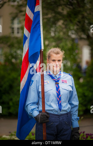 Girl Scout tenant un drapeau pendant 17 juin, jour de l'indépendance de l'Islande, Reykjavik, Islande Banque D'Images