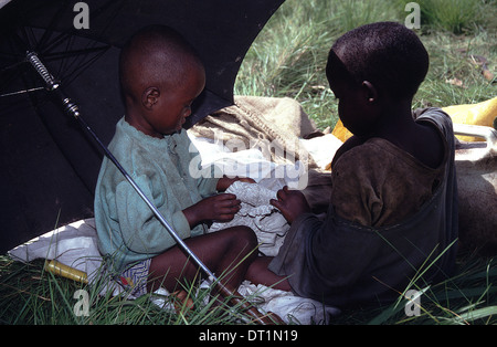 Les réfugiés Tutsi rwandais fuir de l'autre côté de la frontière, au Burundi en avril 1994, les Hutus commis le génocide dans une guerre civile de 100 jours Banque D'Images