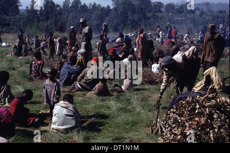 Les réfugiés Tutsi rwandais fuir de l'autre côté de la frontière, au Burundi en avril 1994, les Hutus commis le génocide dans une guerre civile de 100 jours Banque D'Images