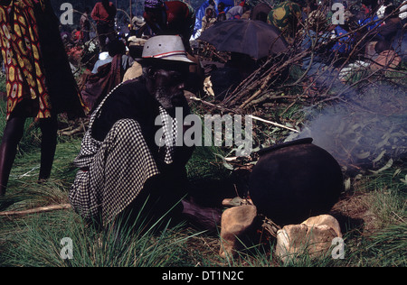 Les réfugiés Tutsi rwandais fuir de l'autre côté de la frontière, au Burundi en avril 1994, les Hutus commis le génocide dans une guerre civile de 100 jours Banque D'Images