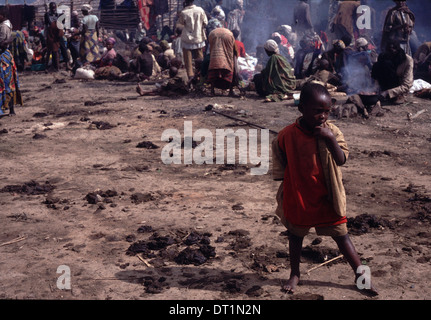 Les réfugiés Tutsi rwandais fuir de l'autre côté de la frontière, au Burundi en avril 1994, les Hutus commis le génocide dans une guerre civile de 100 jours Banque D'Images