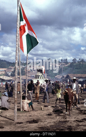 Les réfugiés Tutsi rwandais fuir de l'autre côté de la frontière, au Burundi en avril 1994, les Hutus commis le génocide dans une guerre civile de 100 jours Banque D'Images