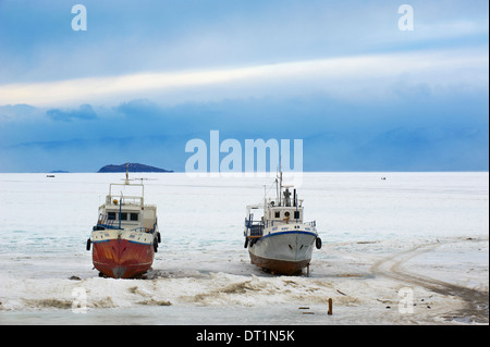 Port de Khoujir congelé, Maloe More (petite mer), l'île Olkhon, le lac Baïkal, Site de l'UNESCO, Oblast d'Irkoutsk, en Sibérie, Russie Banque D'Images