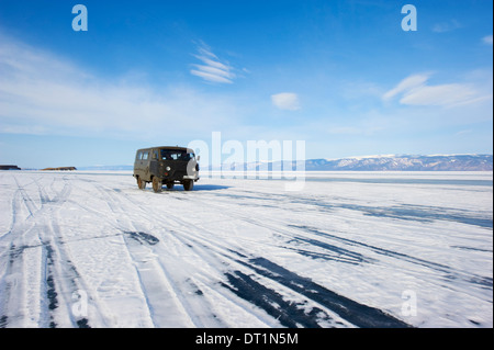 La conduite sur le lac, Maloe More (petite mer), l'île Olkhon, le lac Baïkal, Site de l'UNESCO, Oblast d'Irkoutsk, en Sibérie, Russie Banque D'Images