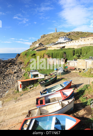 Prêtres Cove à Cape Cornwall à Cornwall, près de Land's End avec les petits bateaux de pêche cheminée d'une ancienne mine d'étain sur l'horizon Banque D'Images