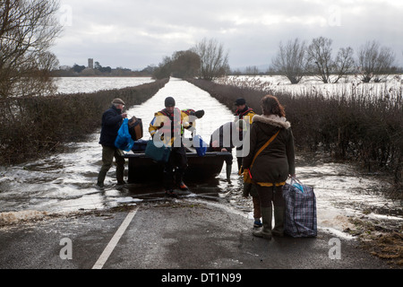 Les services d'urgence service de bateau humanitaire pour les résidents de coupure de Muchelney, près de Langport, Somerset, Angleterre Banque D'Images