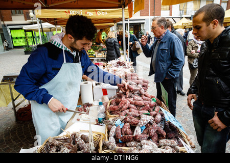 Salami décroche à un marché à Alba, Langhe, Cueno, Piedmont, Italy, Europe Banque D'Images