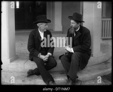 Une photographie de George Wharton James et Luther Burbank, prise entre 1906 et 1923, capturant deux personnalités éminentes de l'horticulture américaine. Banque D'Images