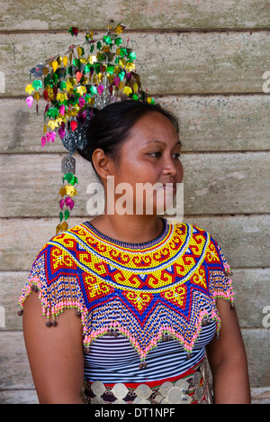 Femme, Mengkak Iban Iban Longhouse, le Parc National de Batang Ai, Sarawak, Bornéo, Malaisie, Asie du Sud, Asie Banque D'Images