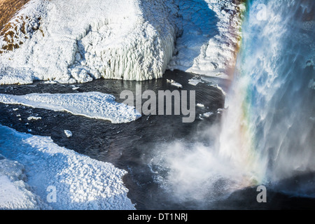 Cascade de Seljalandsfoss en hiver, l'Islande. Cascade unique, que vous pouvez marcher derrière la chute d'un trajet. Banque D'Images