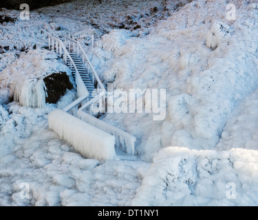 Cascade de Seljalandsfoss en hiver, l'Islande. Cascade unique, que vous pouvez marcher derrière la chute d'un trajet. Banque D'Images