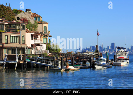 Maisons en bord de mer dans la région de Tiburon, comté de Marin, en Californie, États-Unis d'Amérique, Amérique du Nord Banque D'Images