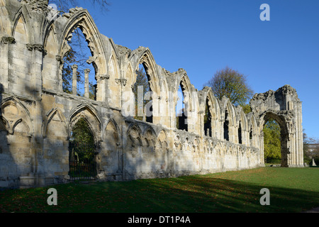 Ruines de l'abbaye bénédictine Sainte-marie, Musée Jardins, York, Yorkshire, Angleterre, Royaume-Uni, Europe Banque D'Images