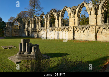 Ruines de l'abbaye bénédictine Sainte-marie, Musée Jardins, York, Yorkshire, Angleterre, Royaume-Uni, Europe Banque D'Images