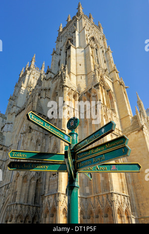 Informations touristiques sur panneau avec York Minster dans l'arrière-plan, Duncombe Place, York, Yorkshire, Angleterre, Royaume-Uni Banque D'Images