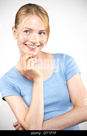 Young woman daydreaming, portrait Banque D'Images