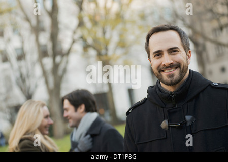 Balades dans le parc urbain de groupe en face de l'homme Banque D'Images