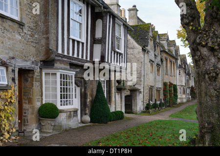 Cotswod ancienne en pierre et à pans de bois, Sheep Street, Burford, Cotswolds, Oxfordshire, Angleterre, Royaume-Uni, Europe Banque D'Images