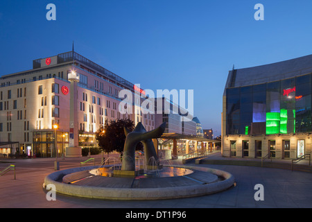 Théâtre national slovaque et l'hôtel Sheraton au crépuscule, Bratislava, Slovaquie, Europe Banque D'Images