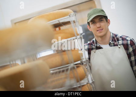 Ferme laitière biologique avec un troupeau de vaches et chèvres laiterie avec de grandes roues de fromage Plateaux de maturation du produit Banque D'Images