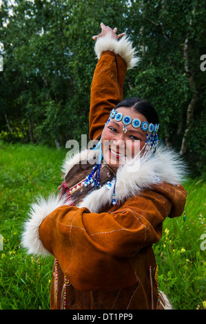 Habillé traditionnellement femme Koryak, les autochtones du Kamchatka, Esso, la Russie, l'Eurasie Banque D'Images