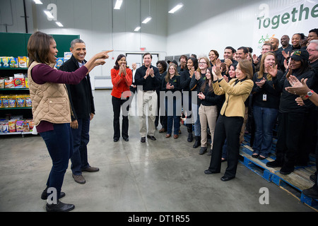 Le président américain Barack Obama et la Première Dame Michelle Obama salue le personnel et bénévoles avant un projet de service grâce à la banque alimentaire de la région de la capitale le 27 novembre 2013 à Washington, DC. Banque D'Images