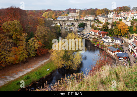 Viaduc et la rivière Nidd à Knaresborough en automne, Yorkshire du Nord, Yorkshire, Angleterre, Royaume-Uni, Europe Banque D'Images