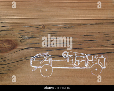 Un dessin libre sur un grain de bois naturel de l'arrière-plan d'une voiture sportive bas haut châssis ouvert Banque D'Images