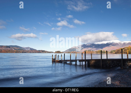 Une jetée au bord de l'eau dans le Derwent Parc National de Lake District, Cumbria, Angleterre, Royaume-Uni, Europe Banque D'Images