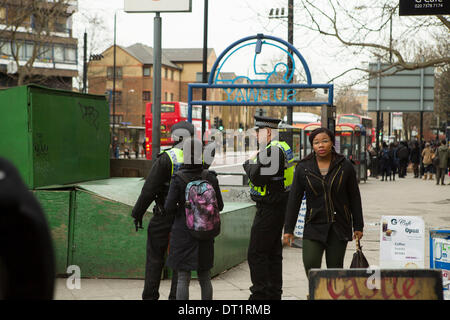 Londres, Royaume-Uni. 6e février 2014. RMT et CNTS syndicats en grève les 1000 suppressions d'emplois par le métro de Londres Ltd, Londres. Vu dans la photographie est la police britannique des transports donnant une orientation à un client en dehors de la station de métro Elephant and Castle à Londres, au Royaume-Uni. Credit : Harishkumar Shah/Alamy Live News Banque D'Images