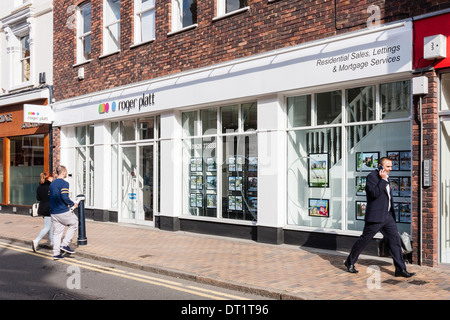 Couple entrer Roger Platt estate agents, Maidenhead, Berkshire, England, GB, au Royaume-Uni. Banque D'Images