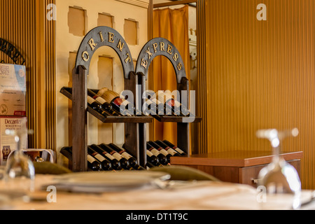 Un support de vin dans le restaurant terminal de Sirkeci. L'Orient Express départ du train à cette gare. Banque D'Images